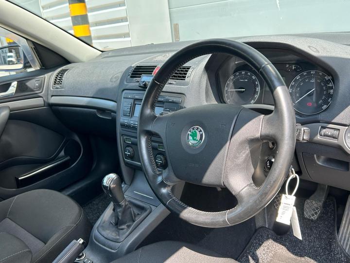 Skoda Octavia - 2.0 TDI Elegance Euro 4 5dr - 1 OWNER+FULL HISTORY+2 KEYS - Image 17
