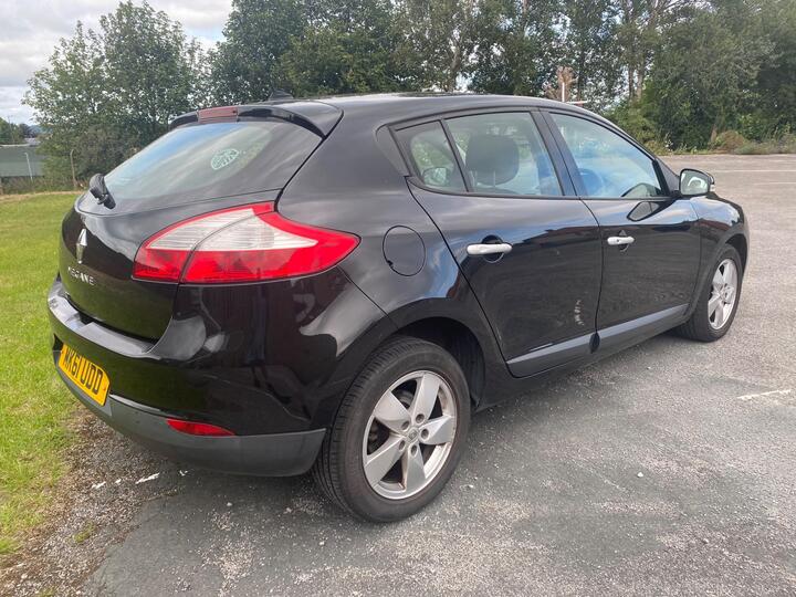 Renault Megane - 1.6 16V Dynamique TomTom 3dr - 6 SPEED GEARBOX,5 DOOR HATCH. - Image 3