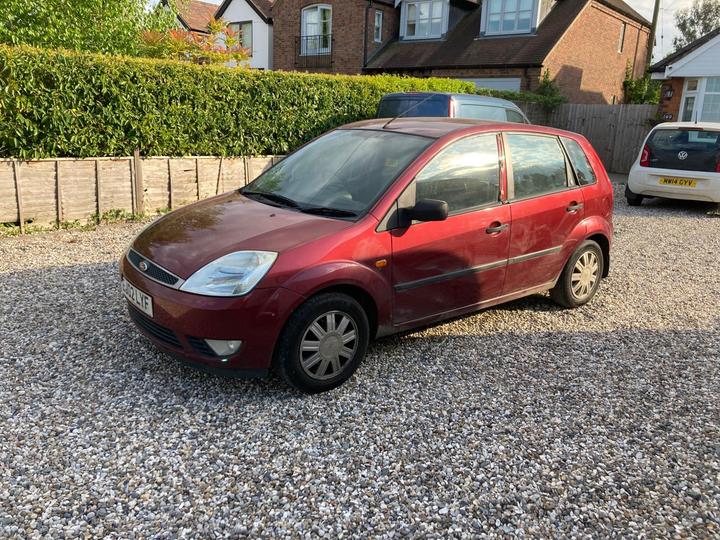 Cheap Ford Fiesta - 1.4 Ghia 5dr - great run around CHEAP for sale in Stratford, Bedfordshire