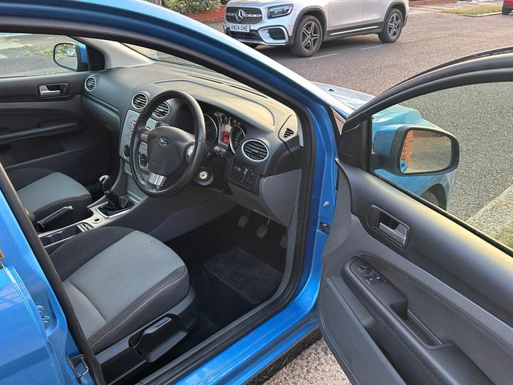 Ford Focus - 1.6 Zetec 5dr - ULEZ FREE / DRIVES SPOT ON - Image 16
