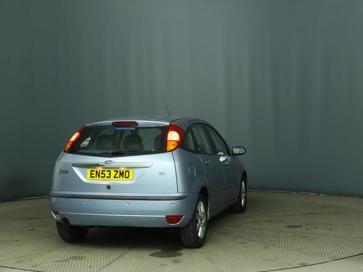 Ford Focus - 2.0i 16v Ghia 5dr - 5DR,AC,PETROL,FSH,TOPSPEC,ULEZ - Image 4
