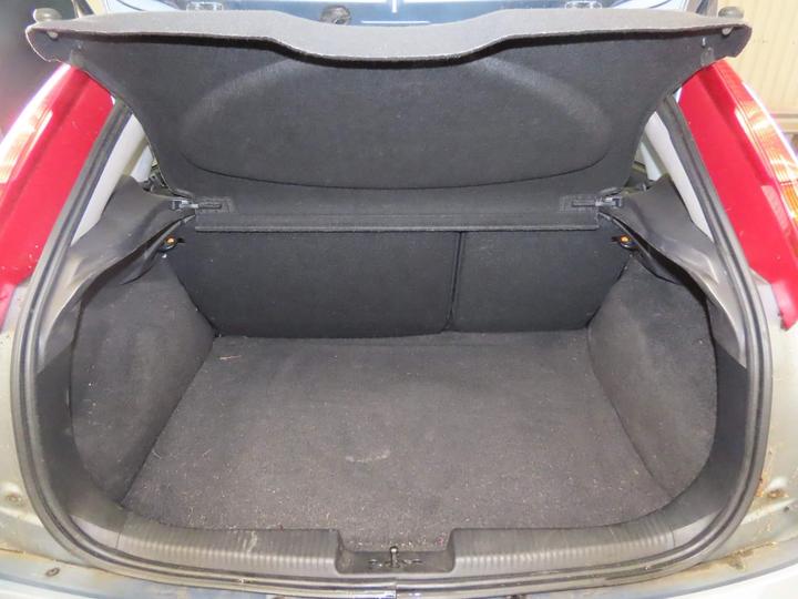 Ford Focus - 2.0i 16v Ghia 5dr - 5DR,AC,PETROL,FSH,TOPSPEC,ULEZ - Image 7