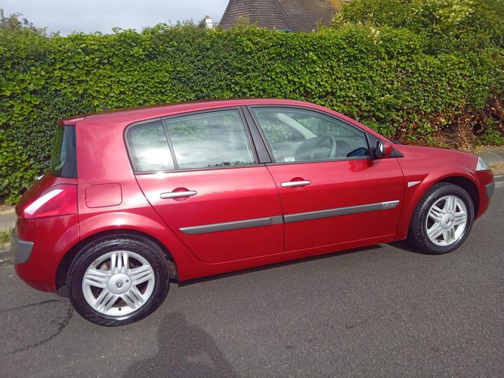Renault Megane - 1.6 VVT Privilege 5dr - Image 5