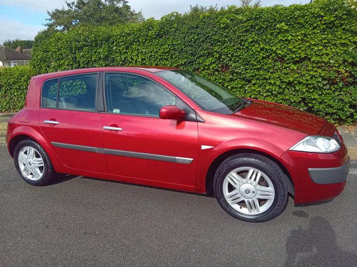 Renault Megane - 1.6 VVT Privilege 5dr - Image 3