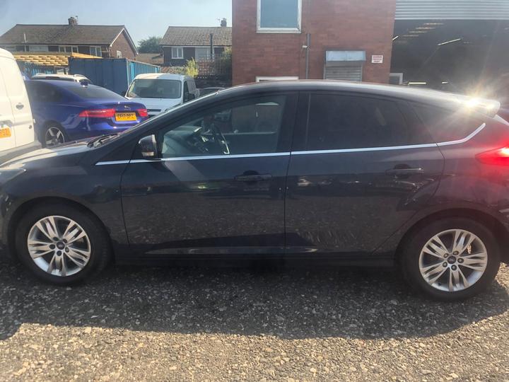 Ford Focus - 1.6 TDCi Titanium Navigator Euro 5 (s/s) 5dr - 12 months mot service history - Image 4