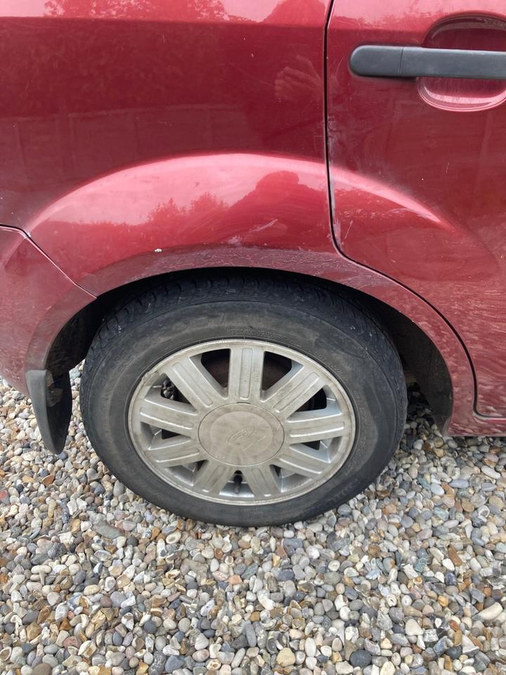 Ford Fiesta - 1.4 Ghia 5dr - great run around CHEAP - Image 7