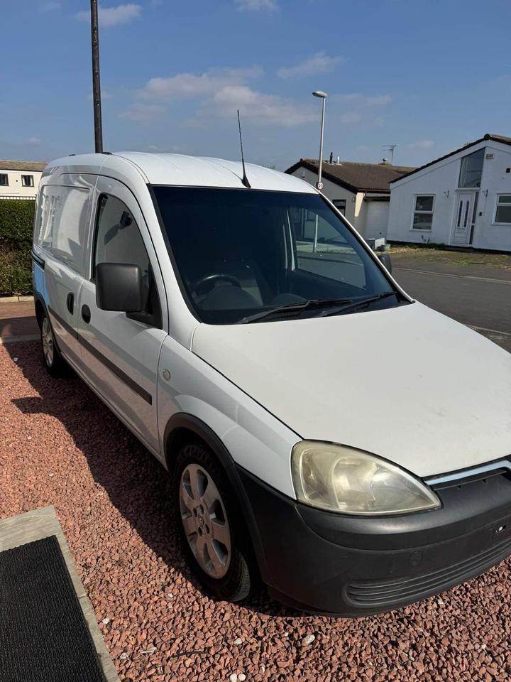 Vauxhall Combo - 1.3 2000 CDTi 16v Crew Van 3dr Diesel Manual FWD L1 H1 (138 g/km, 69 bhp) - Image 2