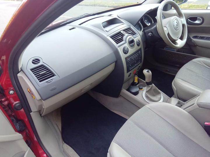 Renault Megane - 1.6 VVT Privilege 5dr - Image 18
