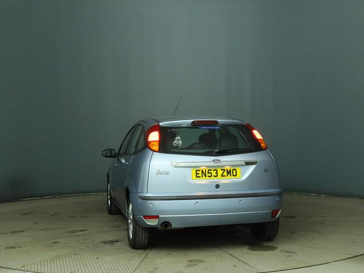 Ford Focus - 2.0i 16v Ghia 5dr - 5DR,AC,PETROL,FSH,TOPSPEC,ULEZ - Image 2
