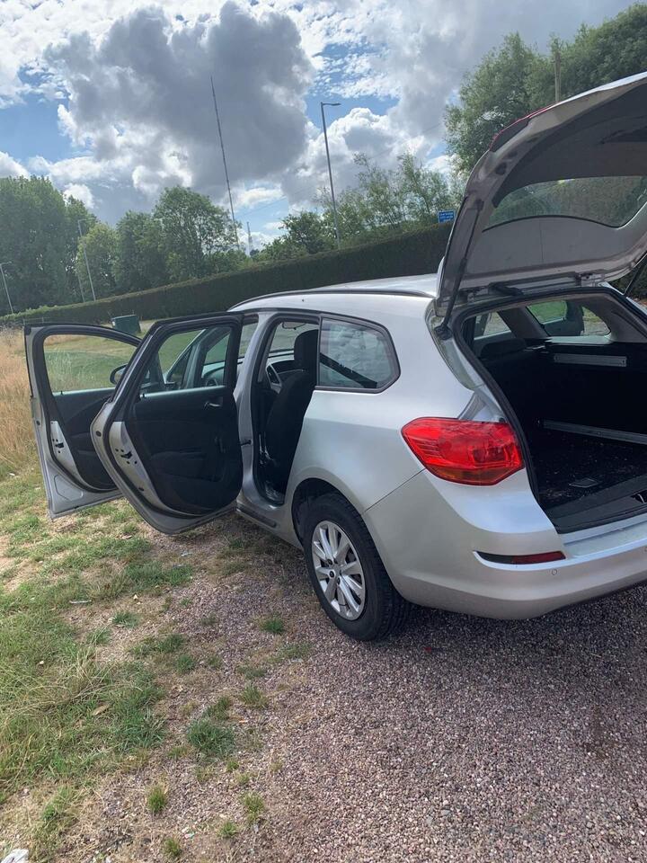 Vauxhall Astra - 1.7 CDTi ecoFLEX Exclusiv Sports Tourer Euro 5 5dr - CHEAP ROAD TAX 35 per Year - Image 6