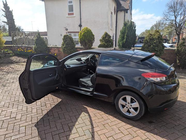 Renault Megane - 1.6 16V Dynamique TomTom Euro 5 3dr - MOT Due: 02/04/2026 !! - Image 2