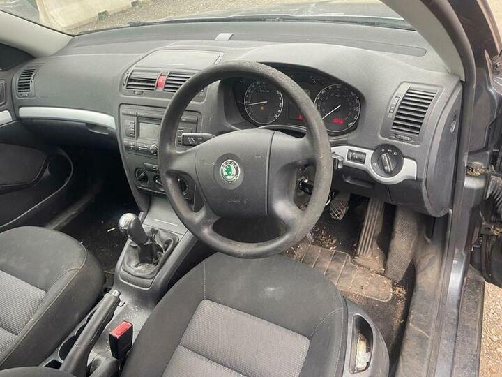 Skoda Octavia - 1.6 FSI Ambiente Euro 4 5dr - Image 10