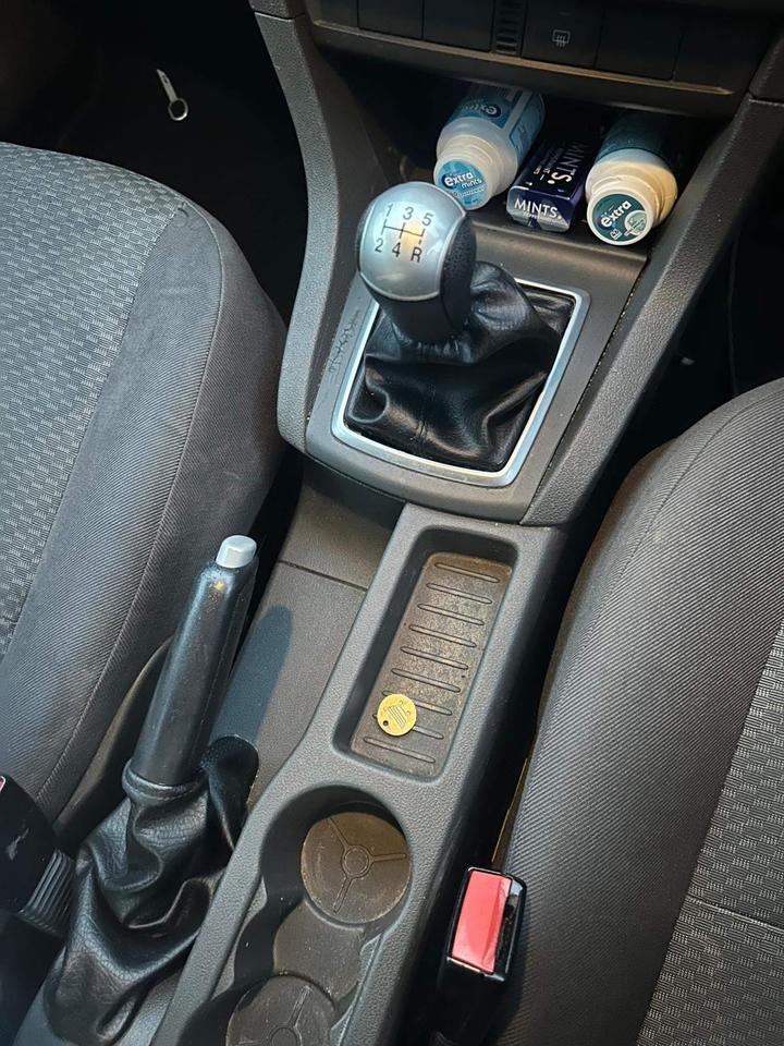 Ford Focus - 1.6 LX 5dr - cheap run around - Image 11