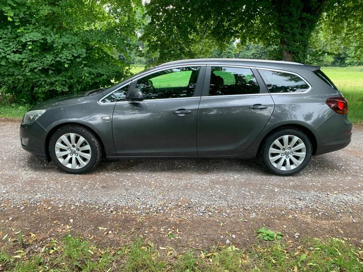 Vauxhall Astra - 2.0 CDTi SRi Sports Tourer Euro 5 (s/s) 5dr - Image 8