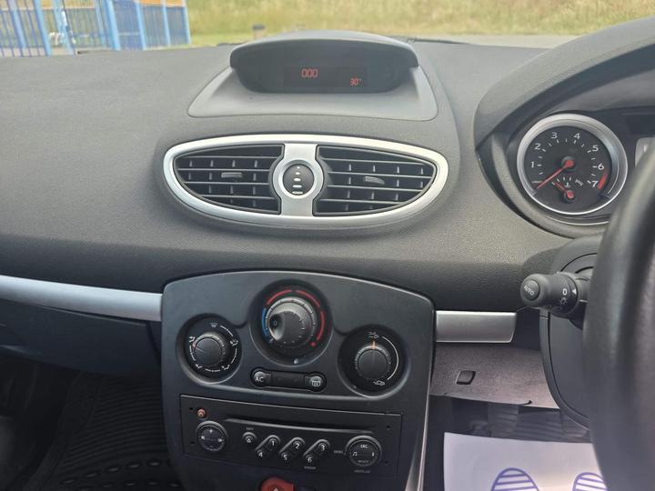 Renault Clio - 1.4 16v Dynamique 5dr - 12 Months MOT No Advisories - Image 18