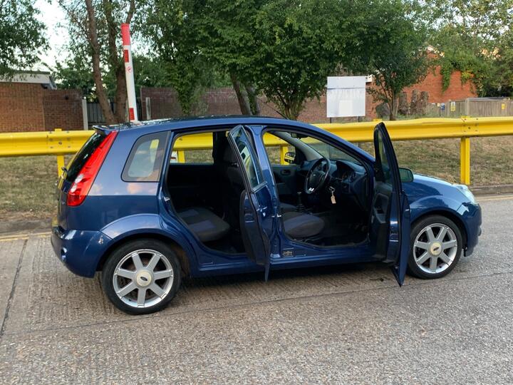 Ford Fiesta - 1.25 Zetec Blue Edition 5dr - Image 12