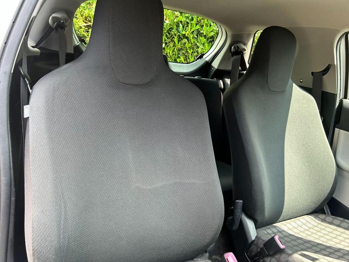 Toyota iQ - 1.0 VVT-i 2 Euro 5 3dr - 2 KEYS SERVICE HISTORY - Image 21