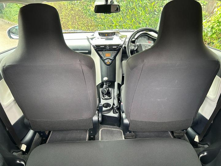 Toyota iQ - 1.0 VVT-i 2 Euro 5 3dr - 2 KEYS SERVICE HISTORY - Image 30