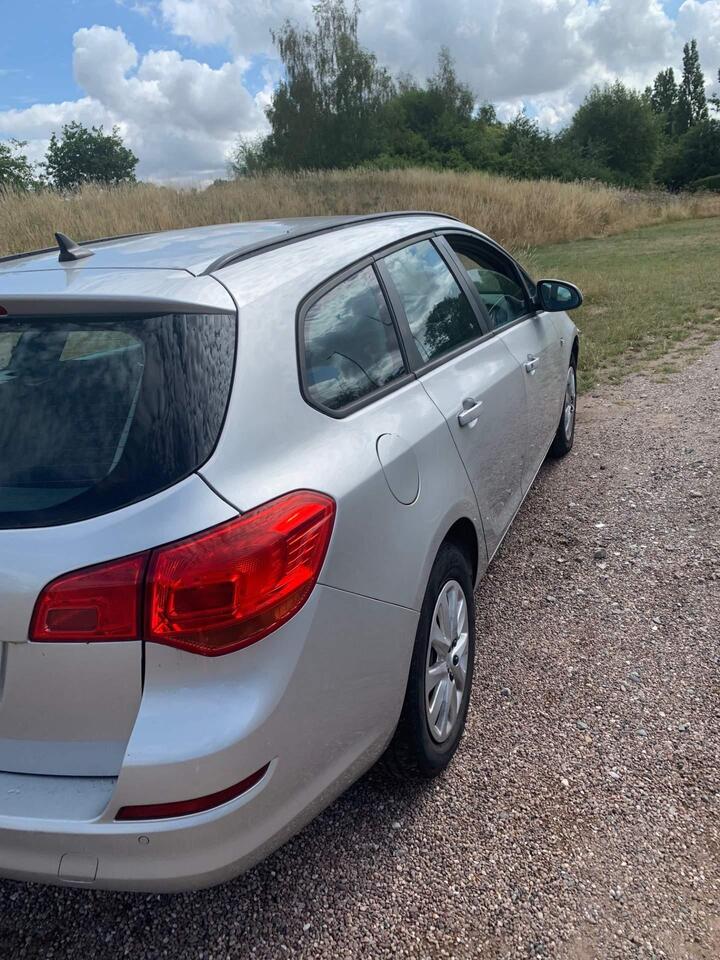 Vauxhall Astra - 1.7 CDTi ecoFLEX Exclusiv Sports Tourer Euro 5 5dr - CHEAP ROAD TAX 35 per Year - Image 8