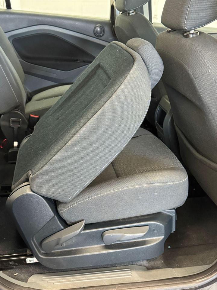 Ford Grand C-Max - 1.6 TDCi Zetec Euro 5 5dr - DRIVES A1 - Image 14