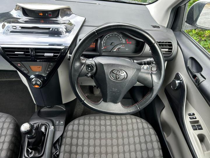 Toyota iQ - 1.0 VVT-i 2 Euro 5 3dr - 2 KEYS SERVICE HISTORY - Image 11