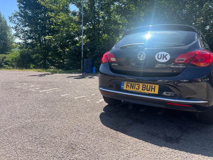 Vauxhall Astra - 1.7 CDTi ecoFLEX Exclusiv Euro 5 (s/s) 5dr - Drives really well, big dent - Image 3