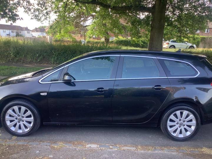 Vauxhall Astra - 1.7 CDTi ecoFLEX Tech Line Sports Tourer Euro 5 (s/s) 5dr - MOT JUNE 2026 (28-06-2026) - Image 4