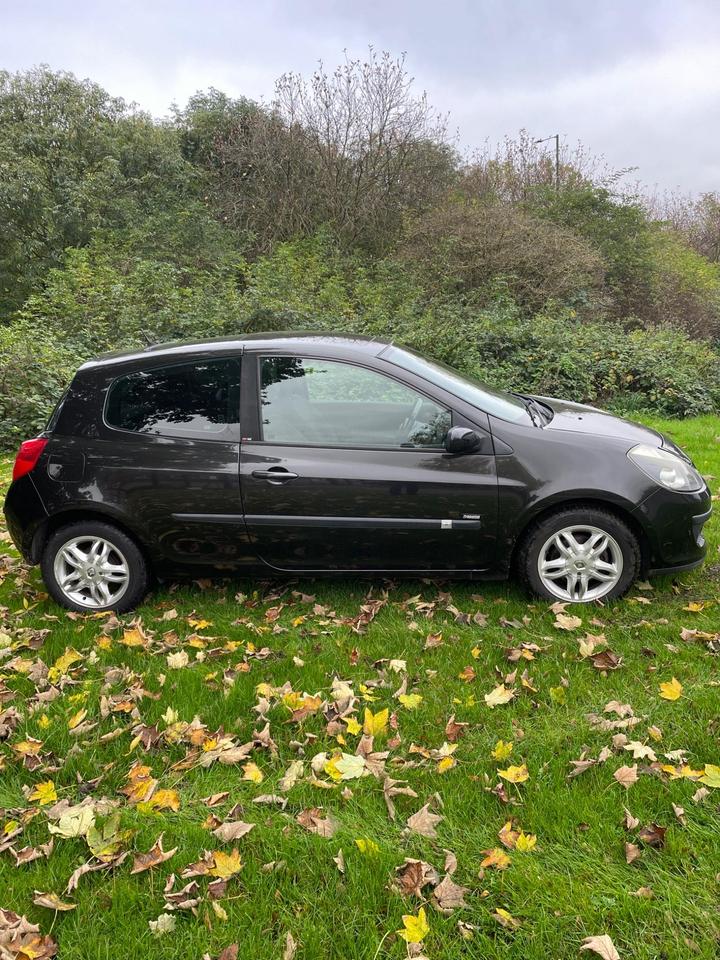 Renault Clio - 1.4 16v Dynamique 3dr - full mot 2 keys - Image 2