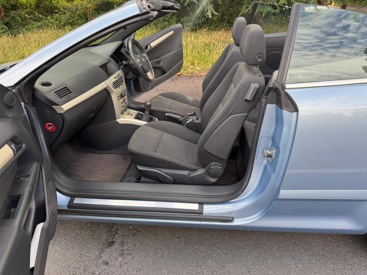 Vauxhall Astra - 1.8i 16v Sport Twin Top 2dr - LOW MILES, OWNED 7 YEARS. - Image 17