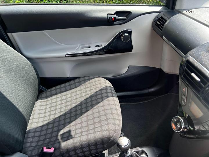 Toyota iQ - 1.0 VVT-i 2 Euro 5 3dr - 2 KEYS SERVICE HISTORY - Image 24