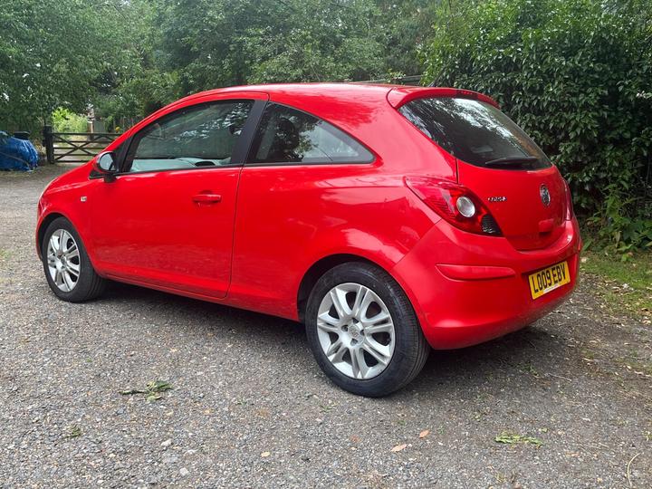 Vauxhall Corsa - 1.4i 16v Design 3dr (a/c) - recently serviced and MOT - Image 3