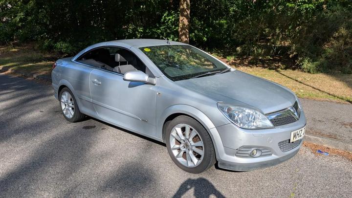 Cheap Vauxhall Astra - 1.8i Design Twin Top 2dr - Great drive sharp price! for sale in Camberley, Surrey