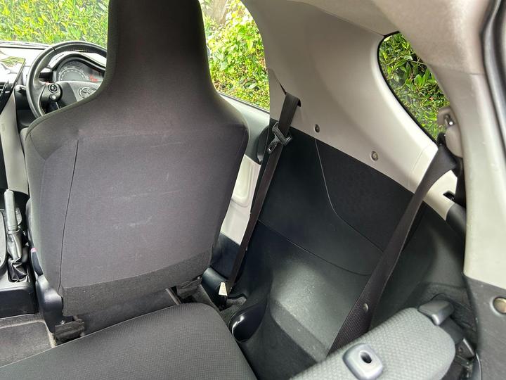 Toyota iQ - 1.0 VVT-i 2 Euro 5 3dr - 2 KEYS SERVICE HISTORY - Image 31