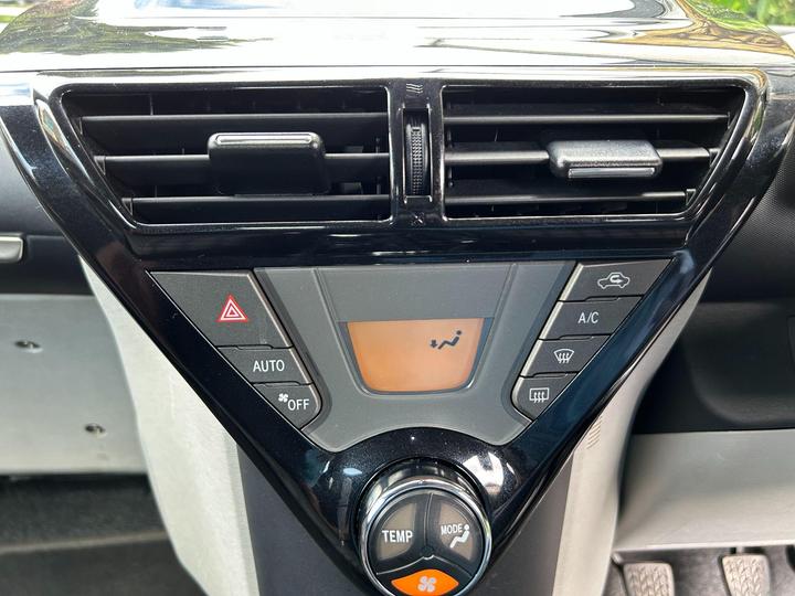 Toyota iQ - 1.0 VVT-i 2 Euro 5 3dr - 2 KEYS SERVICE HISTORY - Image 83
