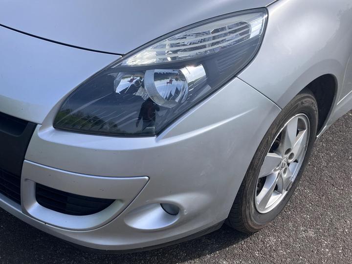 Renault Scenic - 1.5 dCi Dynamique TomTom Euro 5 5dr - Image 16