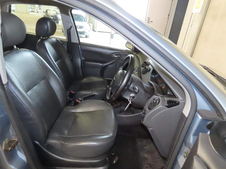 Ford Focus - 2.0i 16v Ghia 5dr - 5DR,AC,PETROL,FSH,TOPSPEC,ULEZ - Image 10
