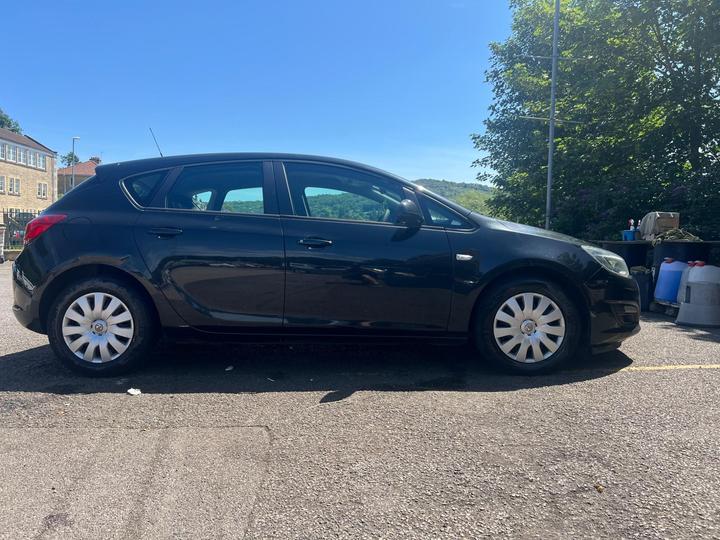 Vauxhall Astra - 1.7 CDTi ecoFLEX Exclusiv Euro 5 (s/s) 5dr - Drives really well, big dent - Image 2