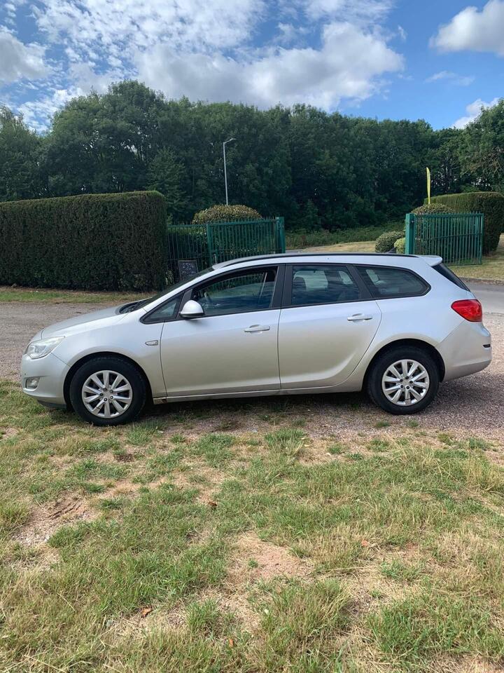 Cheap Vauxhall Astra - 1.7 CDTi ecoFLEX Exclusiv Sports Tourer Euro 5 5dr - CHEAP ROAD TAX 35 per Year for sale in Lichfield, Staffordshire
