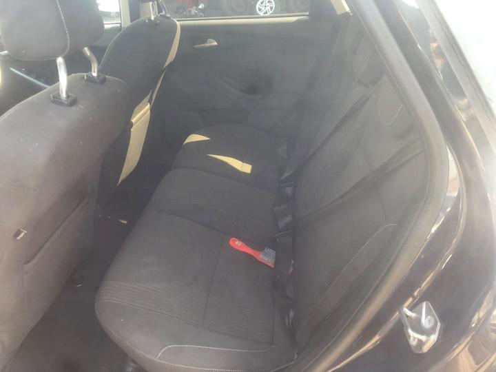 Ford Focus - 1.6 TDCi Titanium Navigator Euro 5 (s/s) 5dr - 12 months mot service history - Image 9