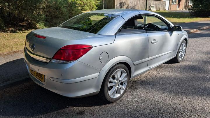 Vauxhall Astra - 1.8i Design Twin Top 2dr - Great drive sharp price! - Image 3