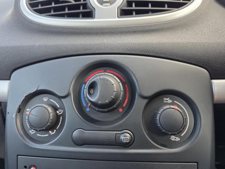 Renault Clio - 1.4 16v Dynamique 3dr - LOW MILES+2 OWNERS - Image 22