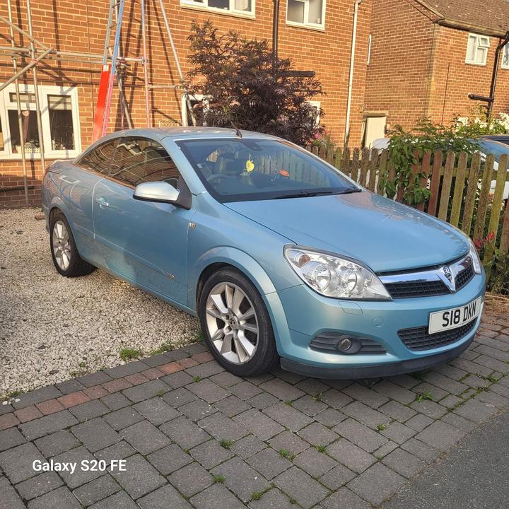 Cheap Vauxhall Astra - 1.8i Design Twin Top 2dr for sale in Oswestry / Croesoswallt, Shropshire