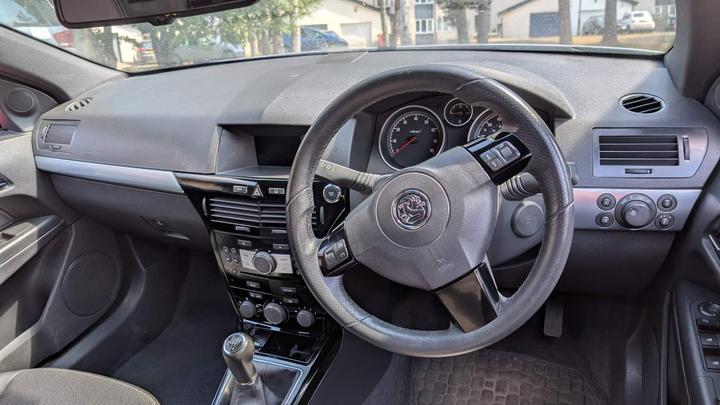 Vauxhall Astra - 1.8i Design Twin Top 2dr - Great drive sharp price! - Image 23