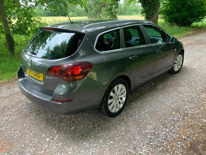 Vauxhall Astra - 2.0 CDTi SRi Sports Tourer Euro 5 (s/s) 5dr - Image 4