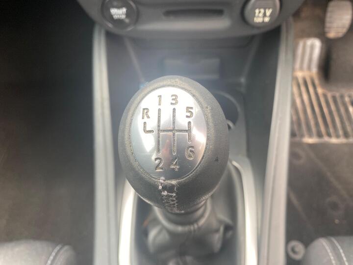 Renault Megane - 1.6 16V Dynamique TomTom 3dr - 6 SPEED GEARBOX,5 DOOR HATCH. - Image 23