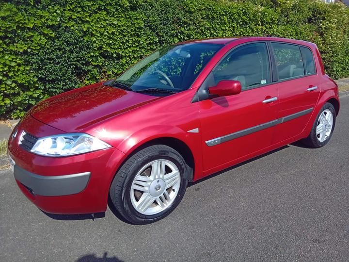 Renault Megane - 1.6 VVT Privilege 5dr - Image 9