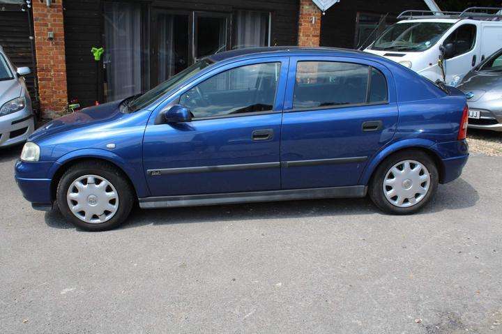 Cheap Vauxhall Astra - 1.6i Club 5dr (a/c) - FAMILY OWNED LAST 20 YEARS for sale in High Wycombe, Buckinghamshire