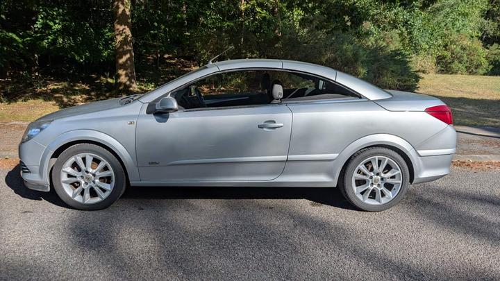 Vauxhall Astra - 1.8i Design Twin Top 2dr - Great drive sharp price! - Image 8