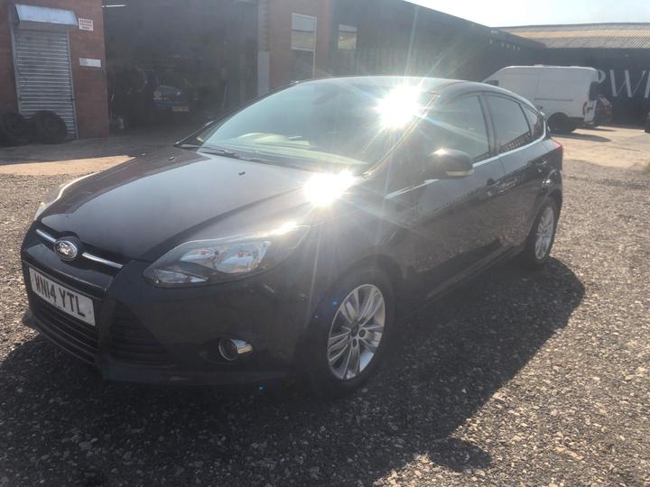Ford Focus - 1.6 TDCi Titanium Navigator Euro 5 (s/s) 5dr - 12 months mot service history - Image 2