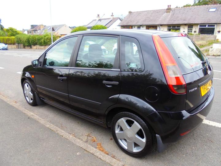 Ford Fiesta - 1.4 Zetec 5dr - TIDY LITTLE 5 DOOR HATCHBACK - Image 6